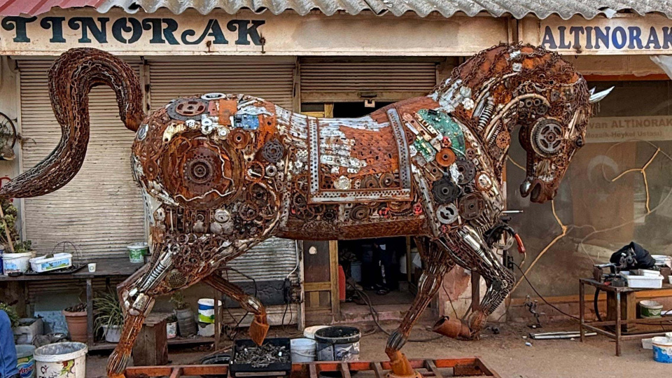 2.5 ton ağırlığında! Atıklardan tasarladı