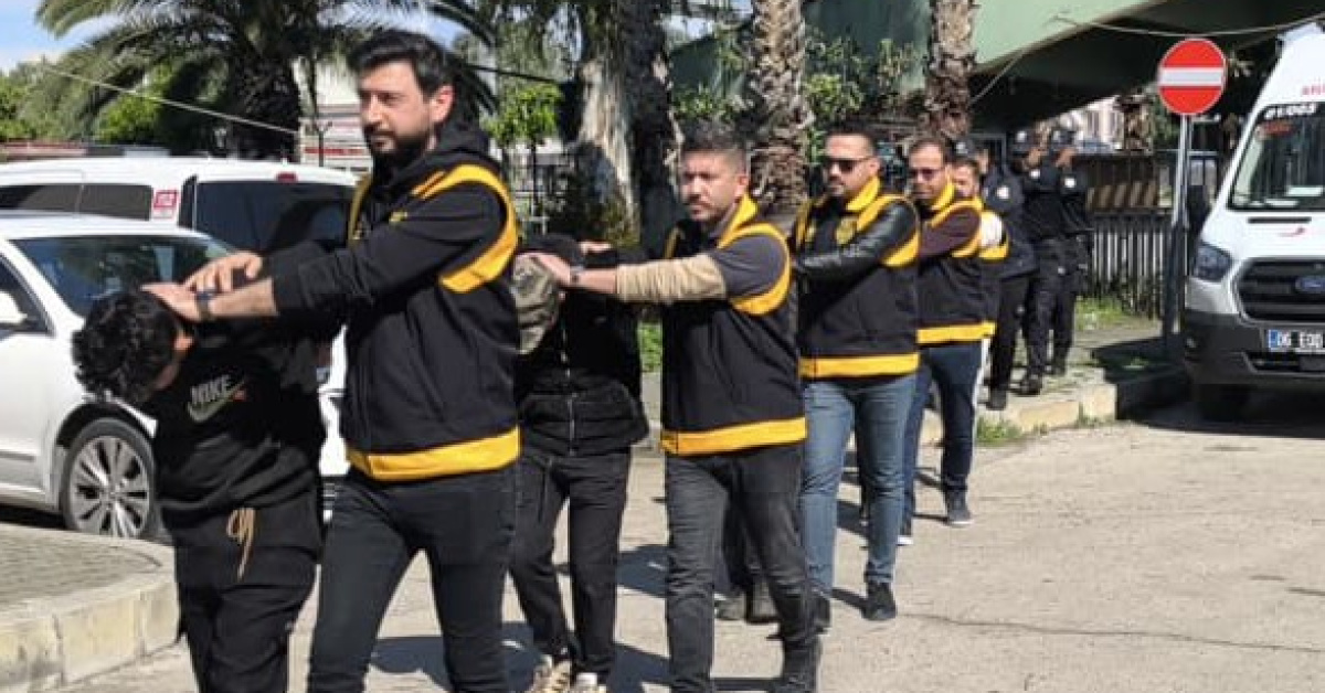 Adana'da Denetimlerde 16 Düzensiz Göçmen ve 2 Zanlı Yakalandı