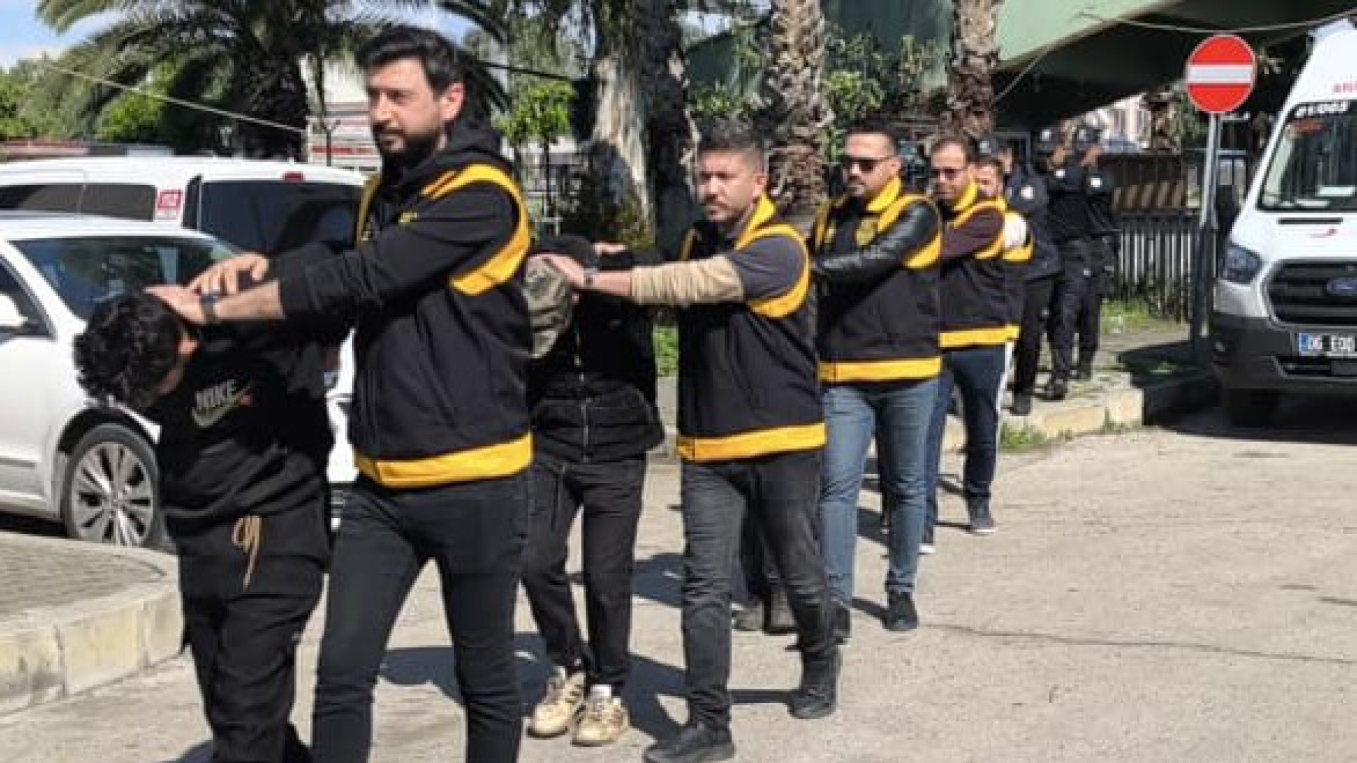 Adana'da Polis Denetiminde 16 Düzensiz Göçmen ve 2 Aranan Şüpheli Yakalandı