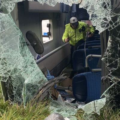 Otobüs yan yattı: 9'u öğrenci 11 yaralı