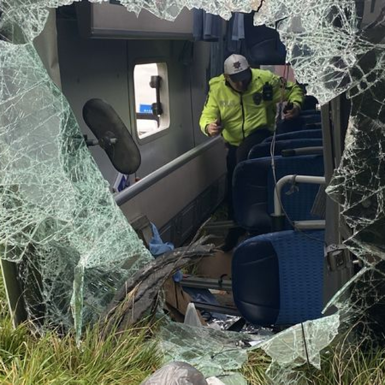 Otobüs yan yattı: 9'u öğrenci 11 yaralı