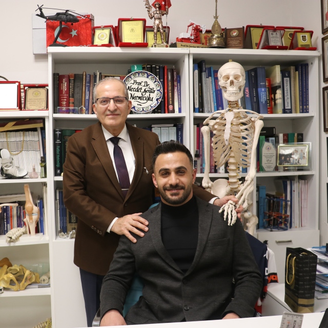 Ameliyatını yapan doktorun ilgisinden etkilenip aynı mesleği seçti, 20 yıl sonra buluştu