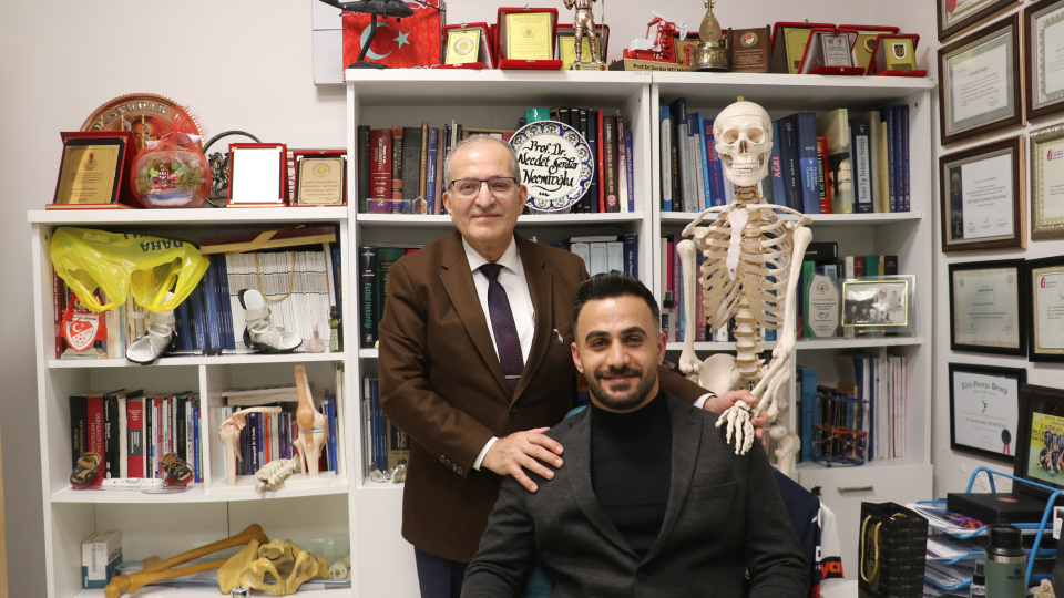 Ameliyatını yapan doktorun ilgisinden etkilenip aynı mesleği seçti, 20 yıl sonra buluştu