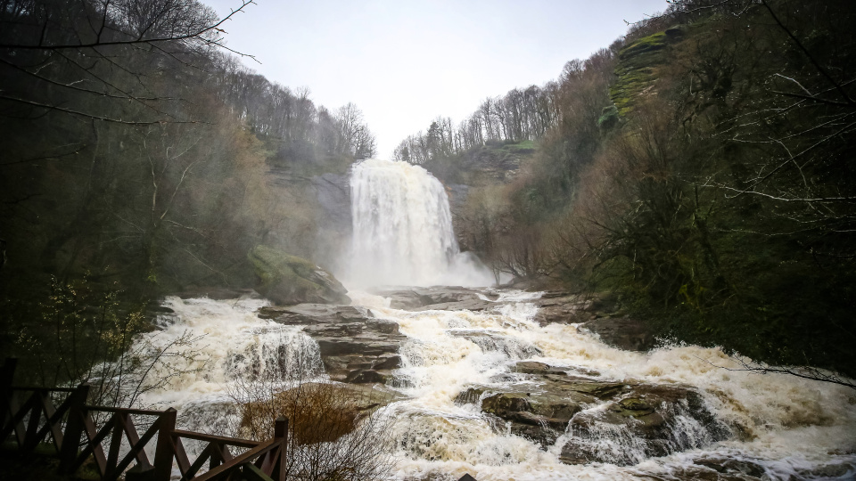 Fay kırığıyla oluştu, bahar yağışlarıyla coştu
