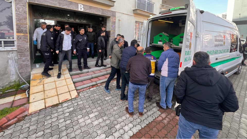 Babasını boğazını keserek öldürdü!