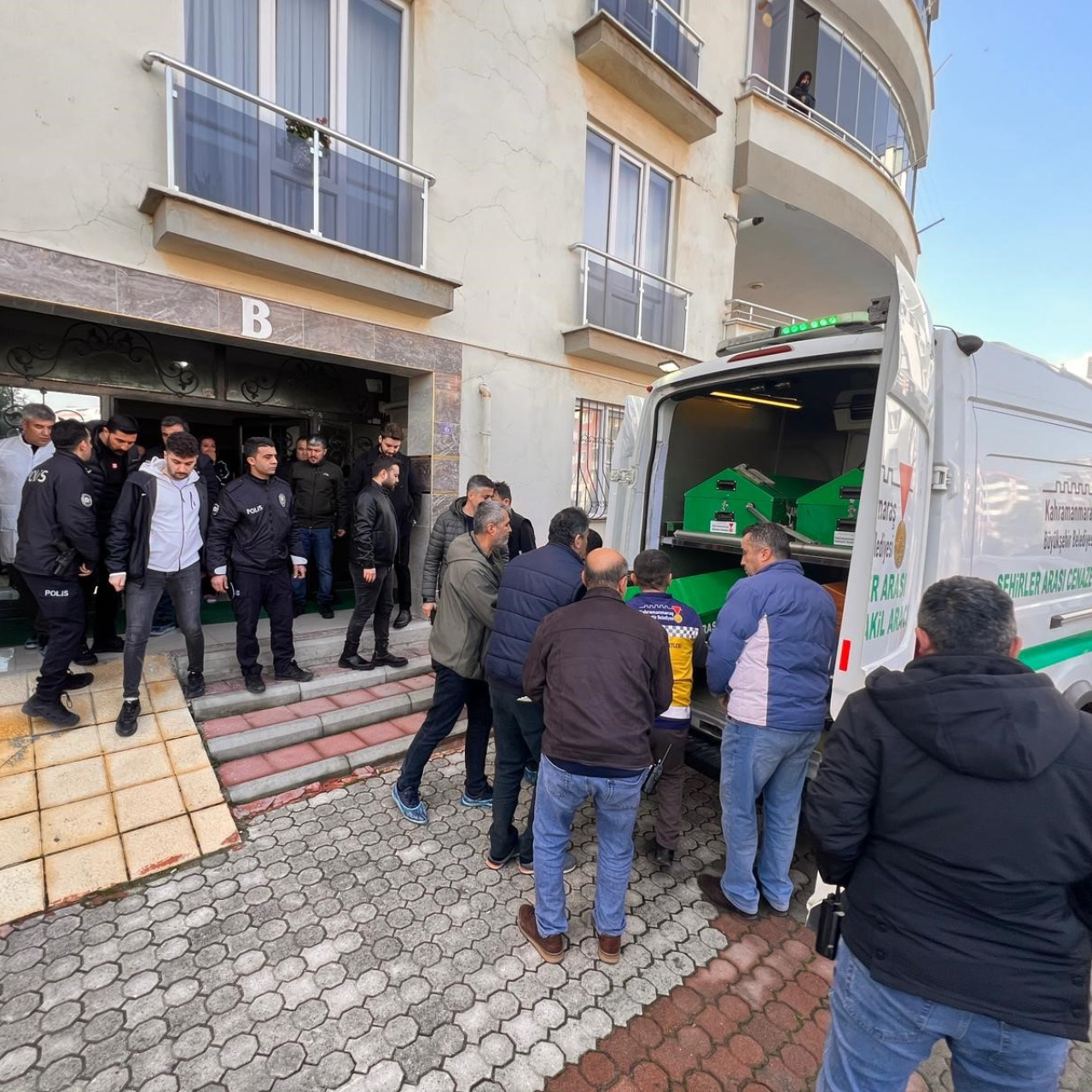 Babasını boğazını keserek öldürdü!