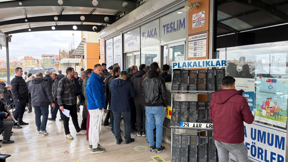 APP plaka değişiminde son gün yoğunluğu