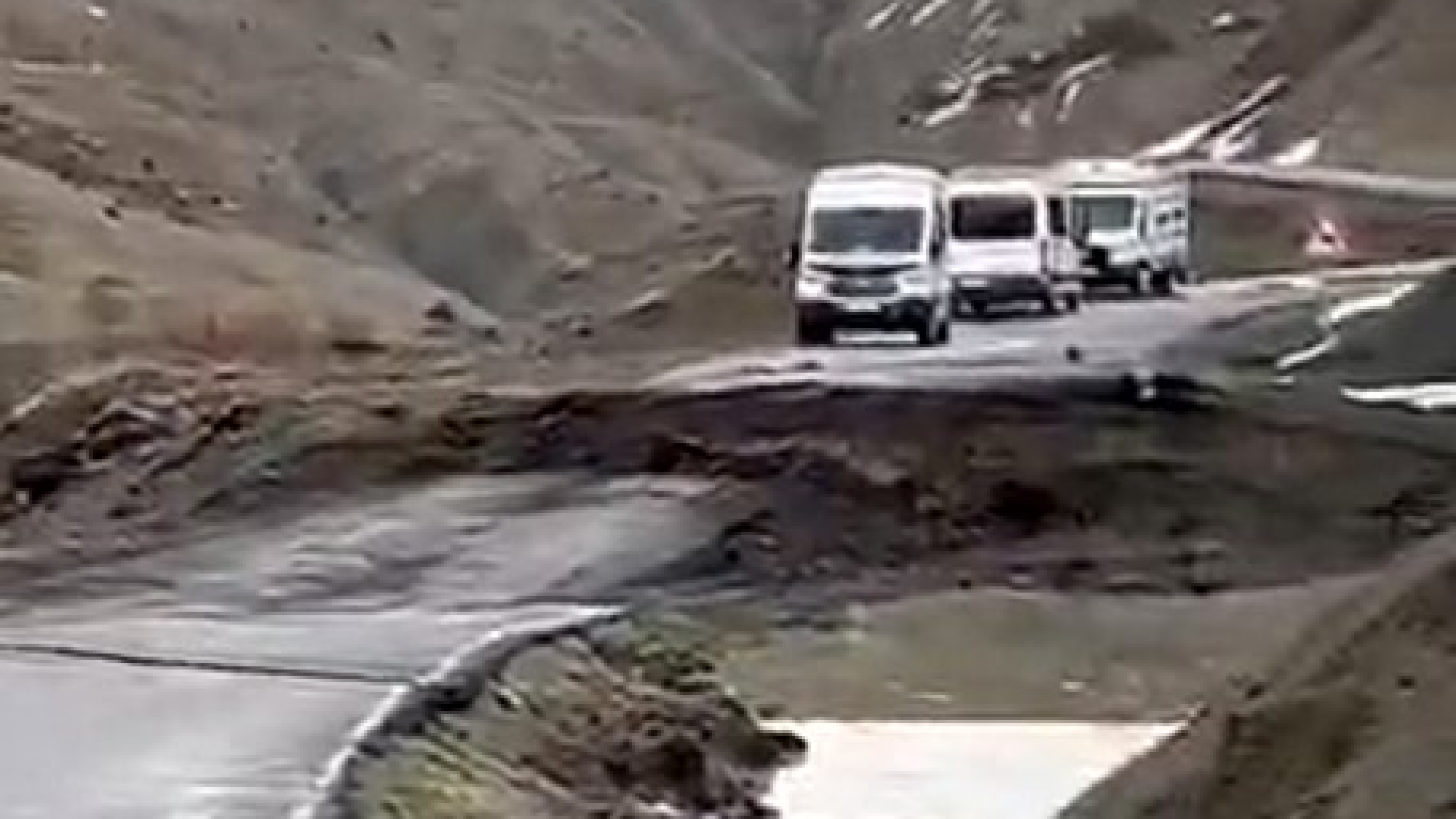 Sağanakta yol çöktü, ulaşım durdu | Son dakika haberleri