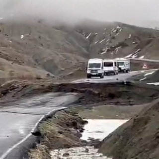 Sağanakta yol çöktü, ulaşım durdu