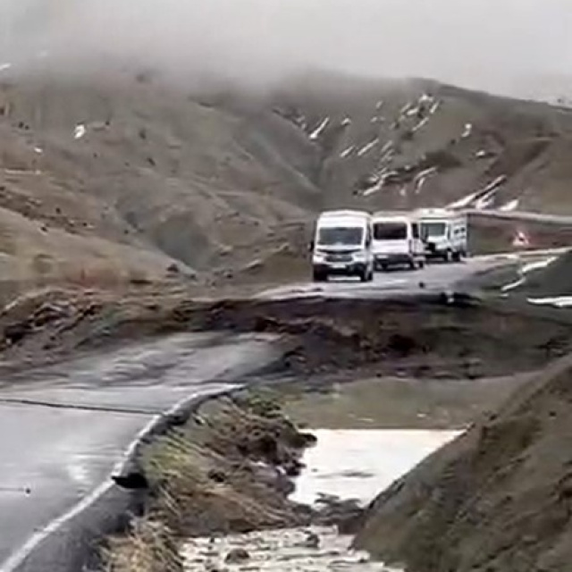 Sağanakta yol çöktü, ulaşım durdu