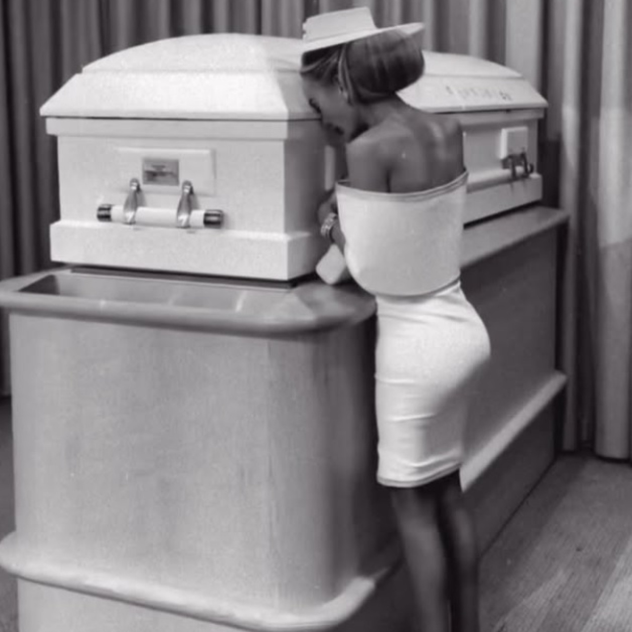 Cenazedeki görüntüsüne tepki yağdı