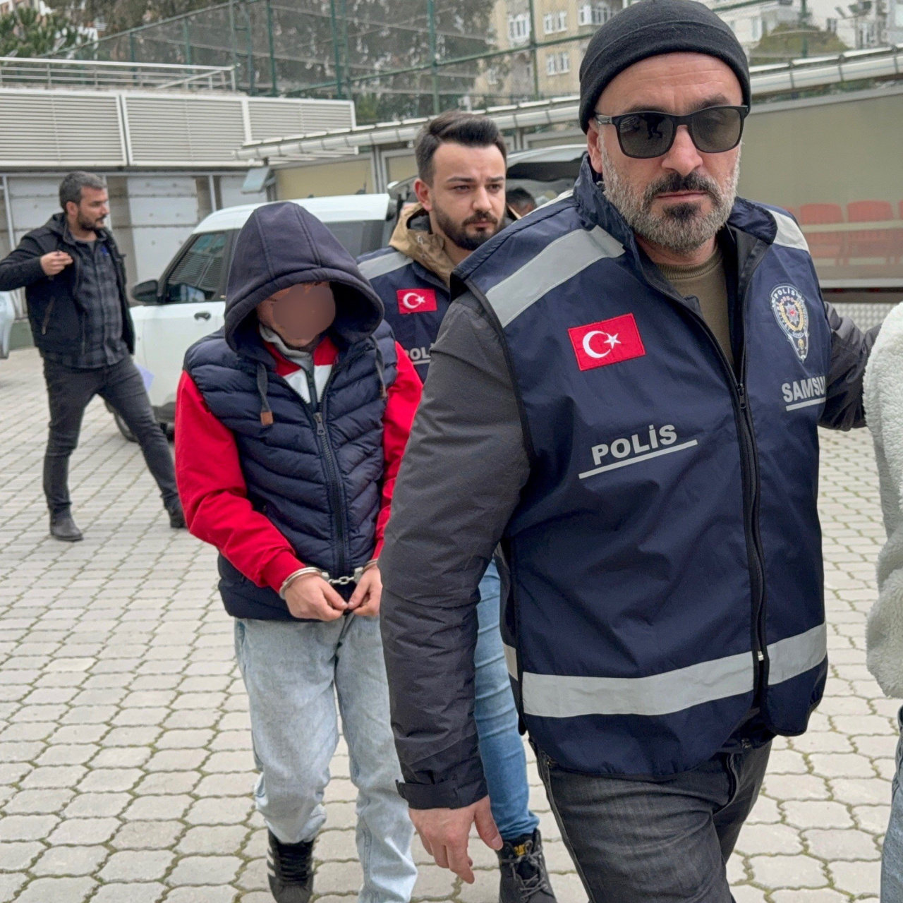 Kız çocuğu attığı mesajla kurtarıldı!