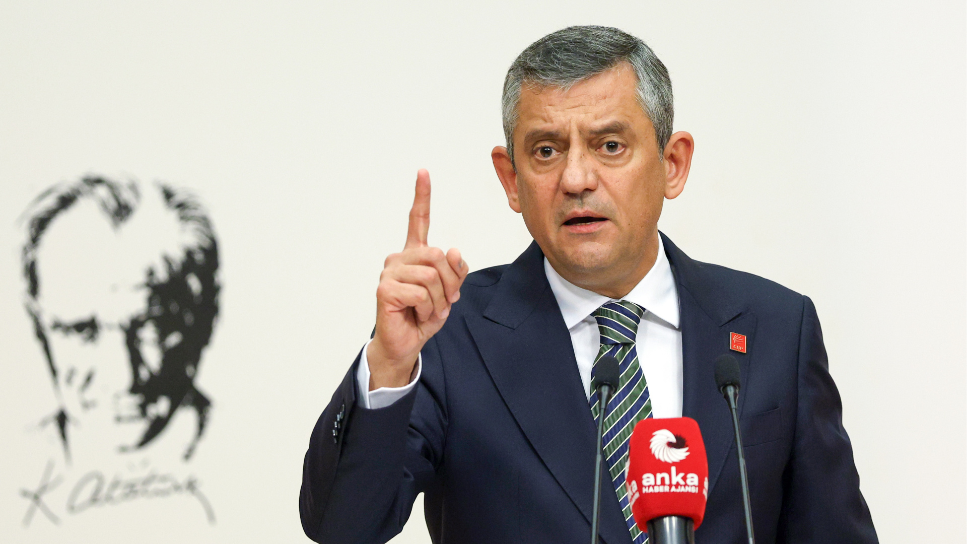 Özgür Özel'den Sert Açıklamalar: Bursa Operasyonunu Eleştirdi, Erken Seçim Çağrısı Yaptı