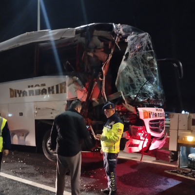 10 yaralı! TIR ile otobüs çarpıştı