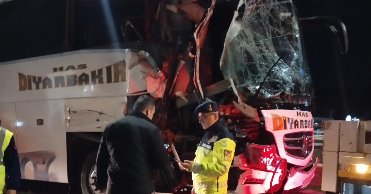 TIR ile otobüs çarpışması, 10 yaralı