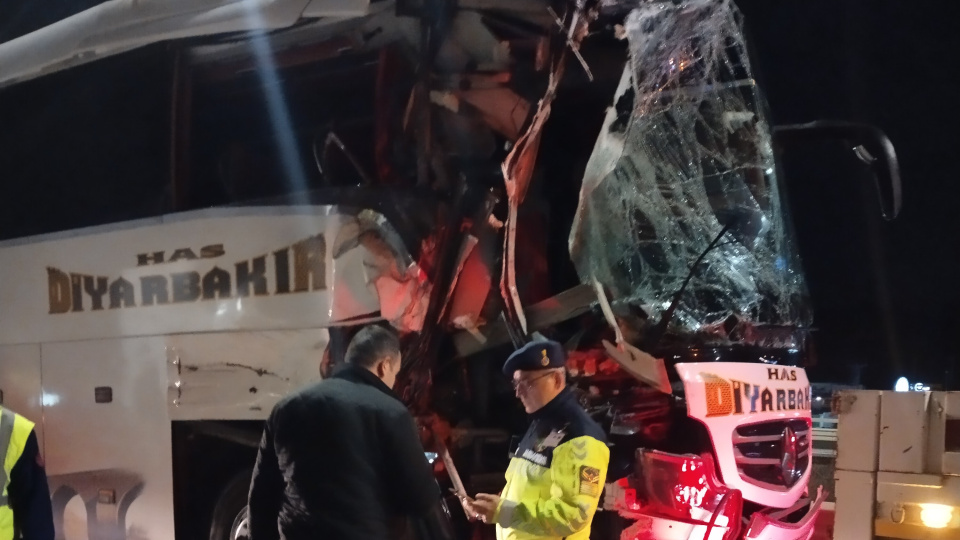10 yaralı! TIR ile otobüs çarpıştı