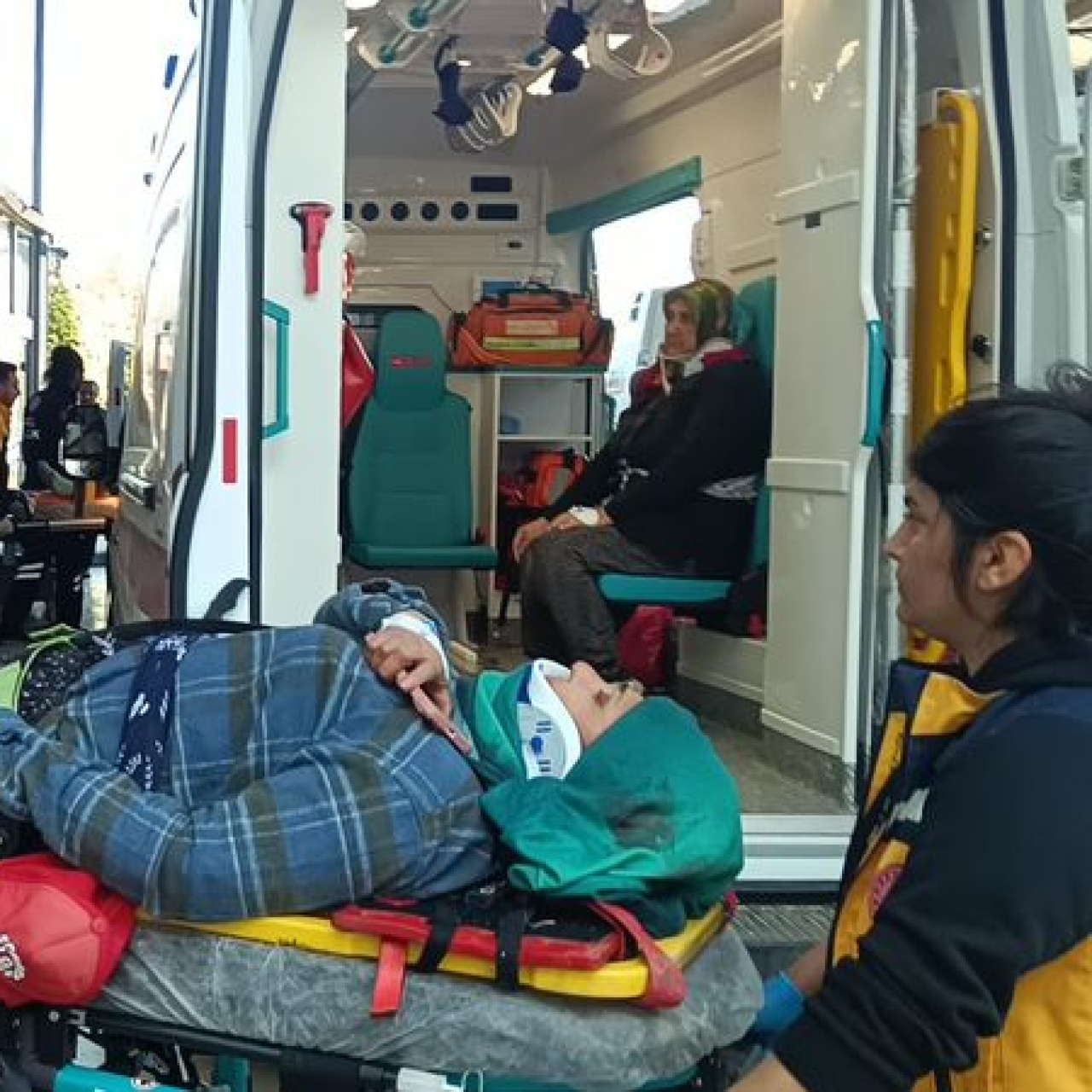 Minibüs devrildi: 15 yaralı 