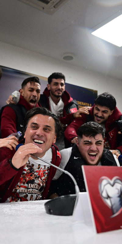 Montella'ya basın toplantısında sulu kutlama!
