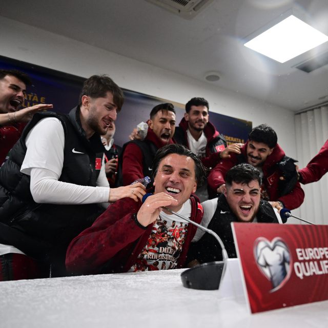 Montella'ya basın toplantısında sulu kutlama!