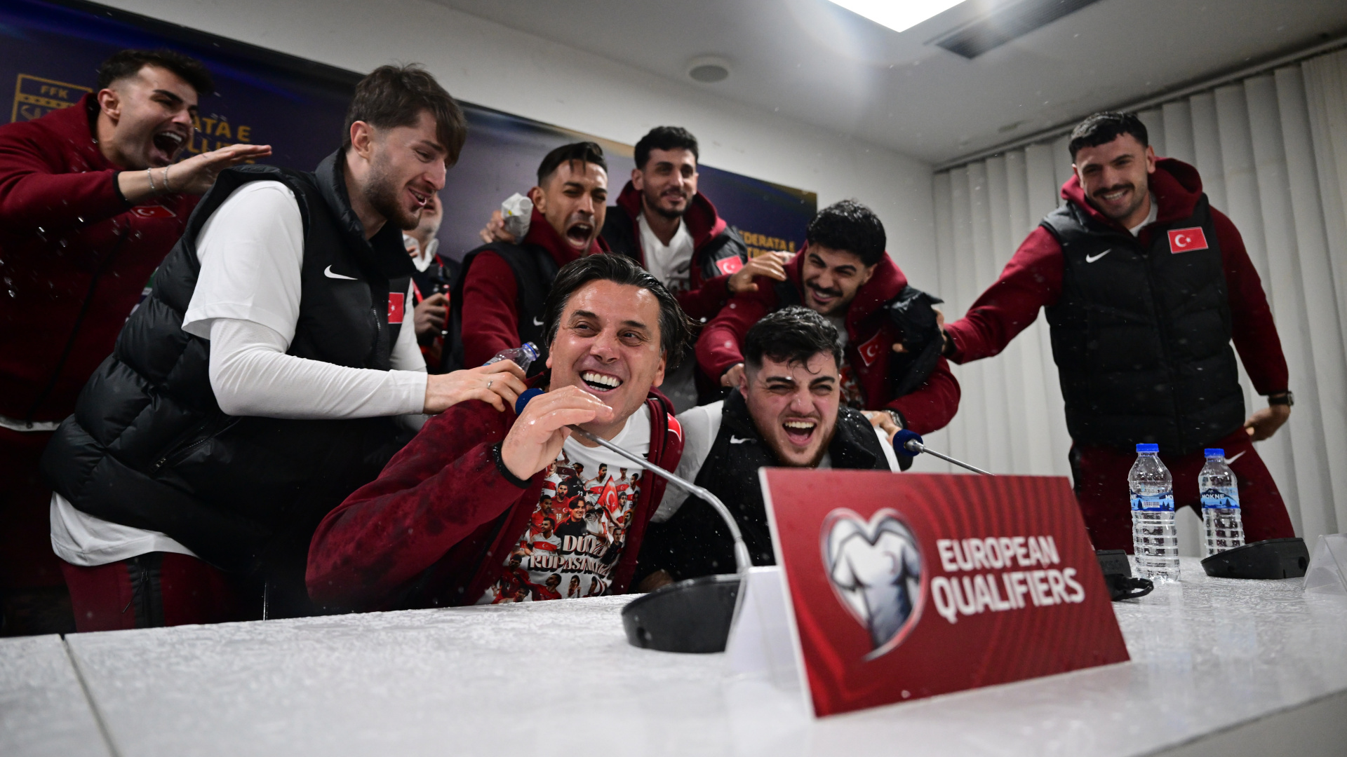 Montella'ya Sürpriz Kutlama: Milli Takım Basın Toplantısını Sulu Kutlamayla Renklendirdi