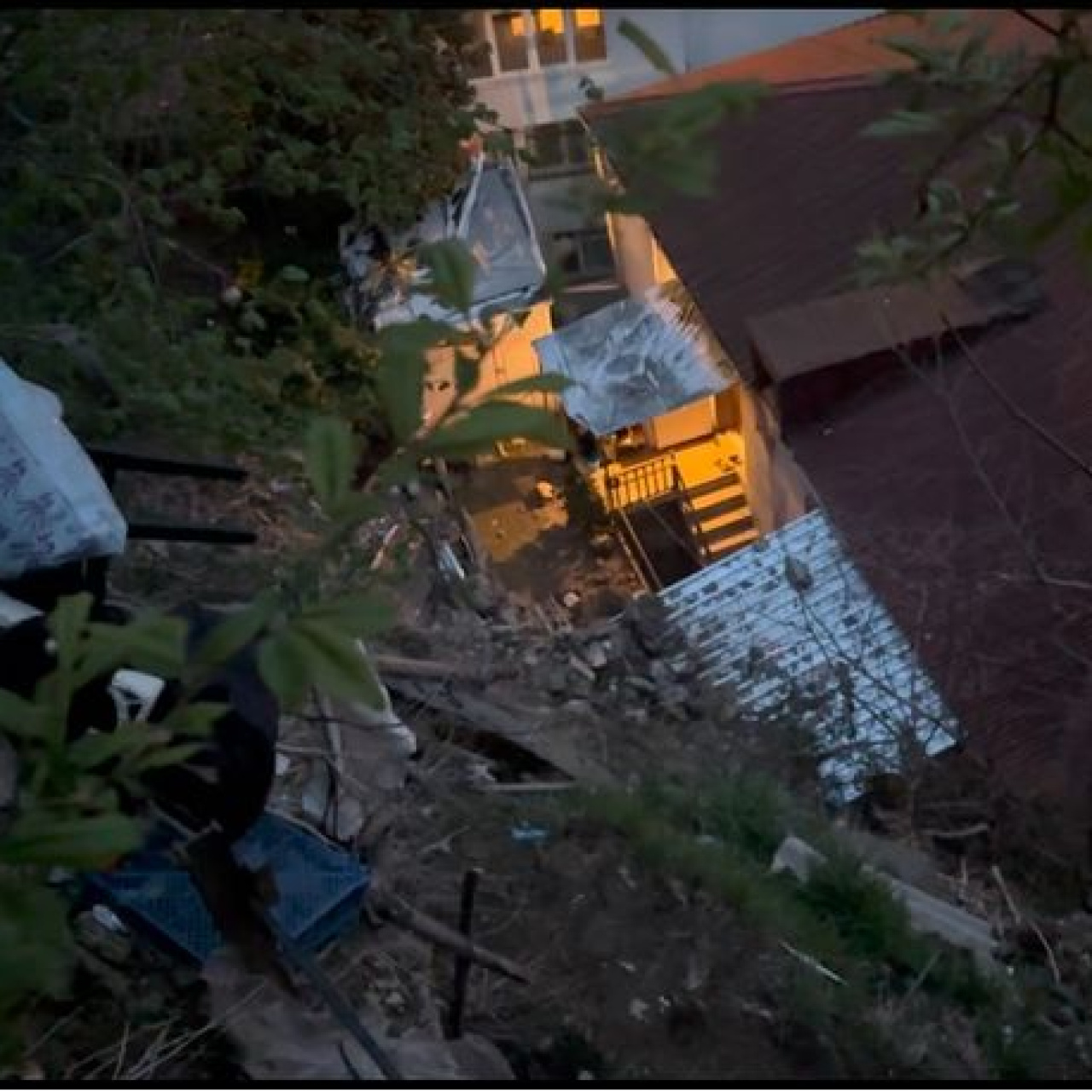 Sarıyer'de toprak kayması! 6 bina boşaltıldı