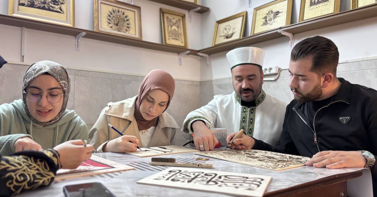 Hasan Kartal Orta Camii'de İmam Erkut Özer'in Ahşap Yakma Atölyesi