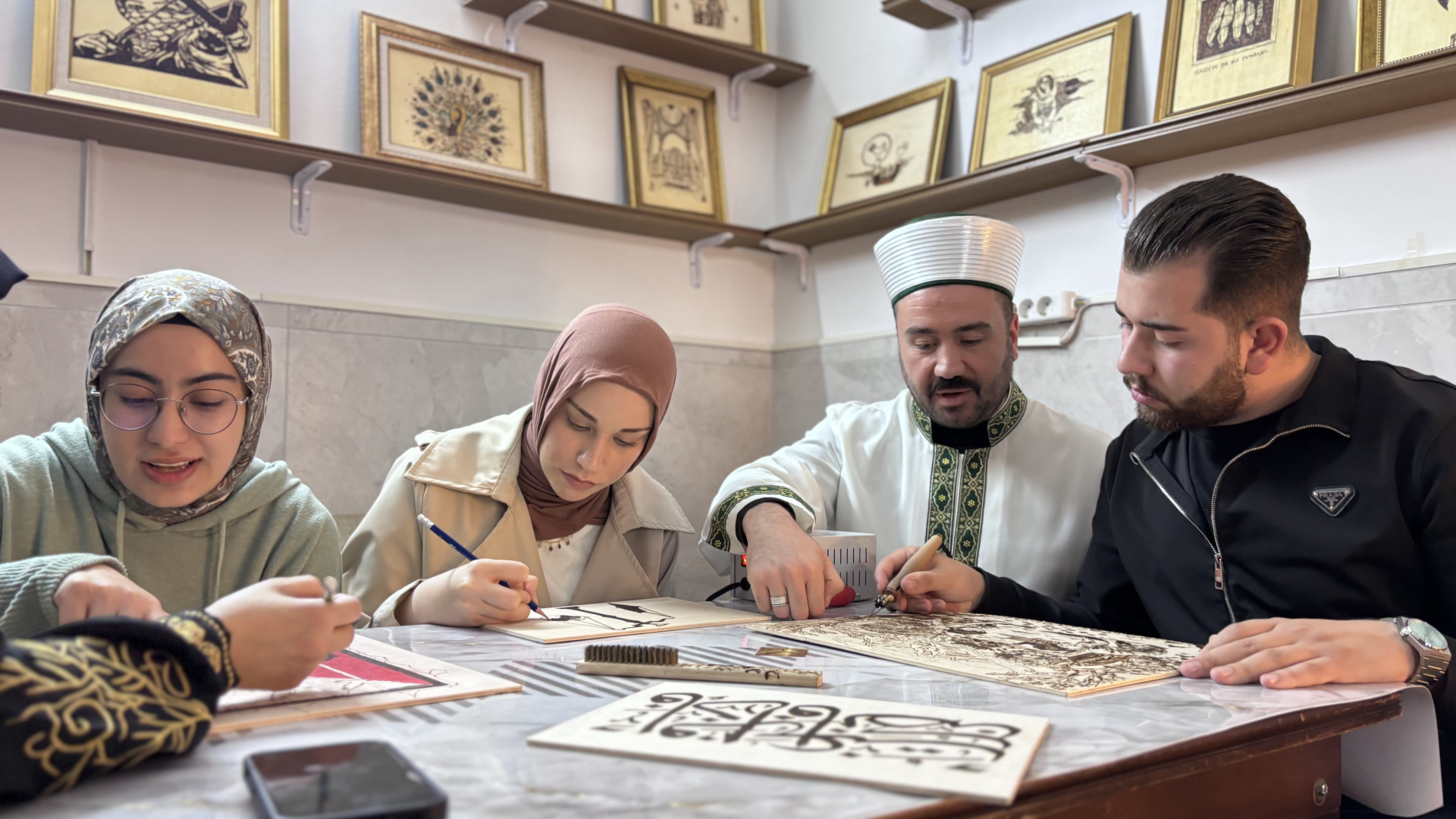 Camideki atölye ile öğrencilere destek oluyor | Son dakika haberleri