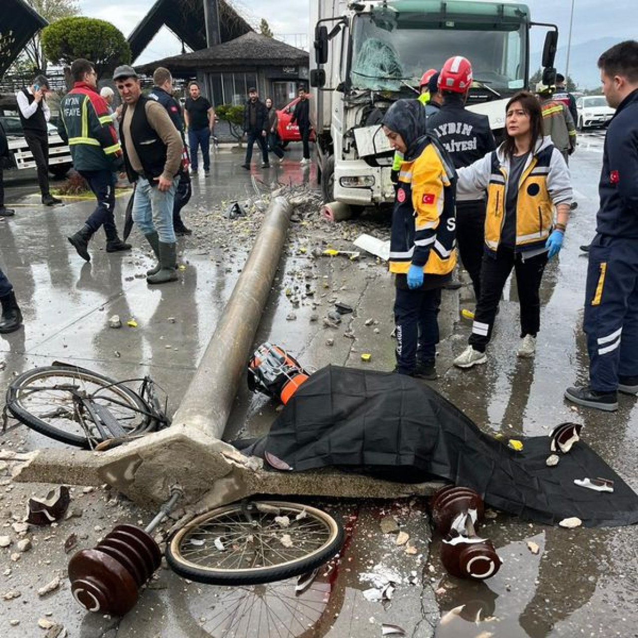 Beton direğin altında kalarak öldü 