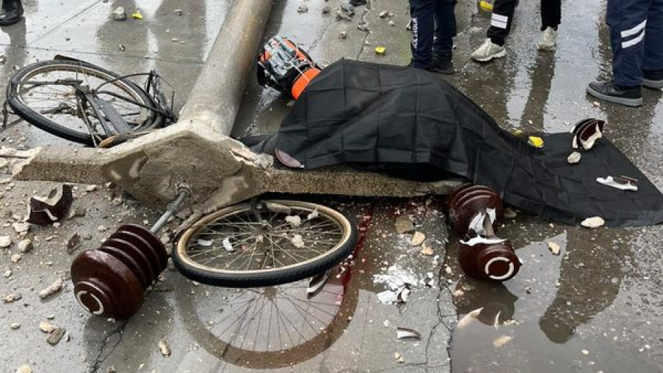 Beton direğin altında kalarak öldü