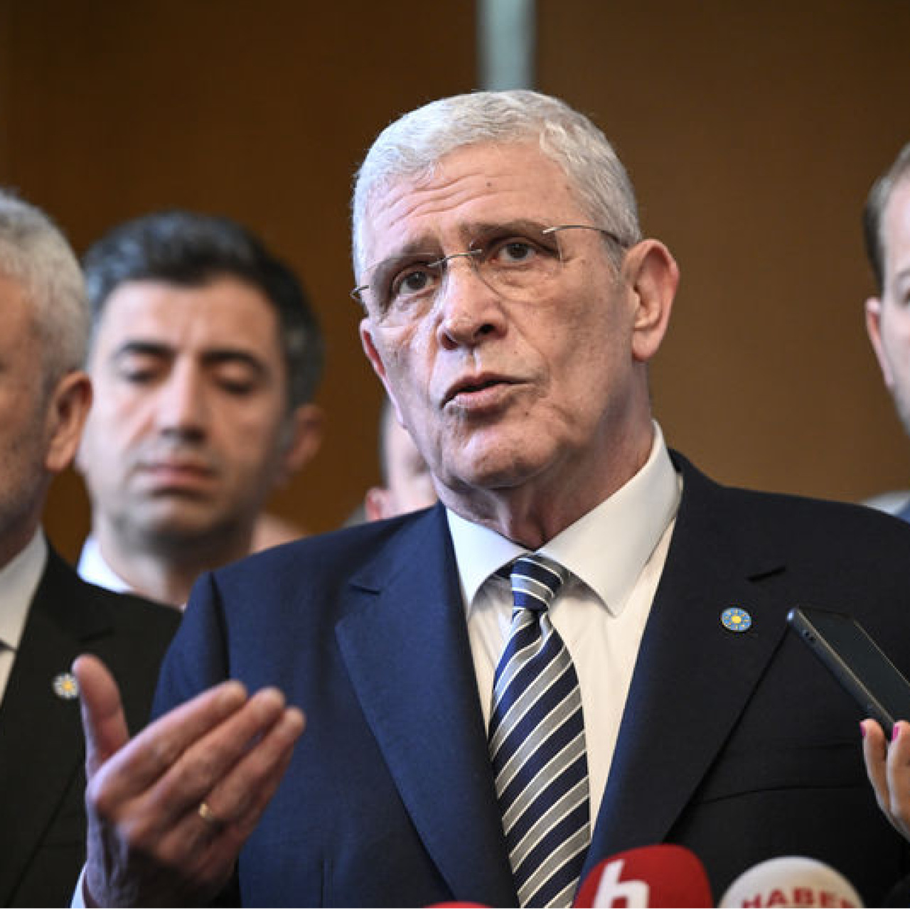 "Çelik kubbemiz de demir kubbemiz de Cumhuriyet"