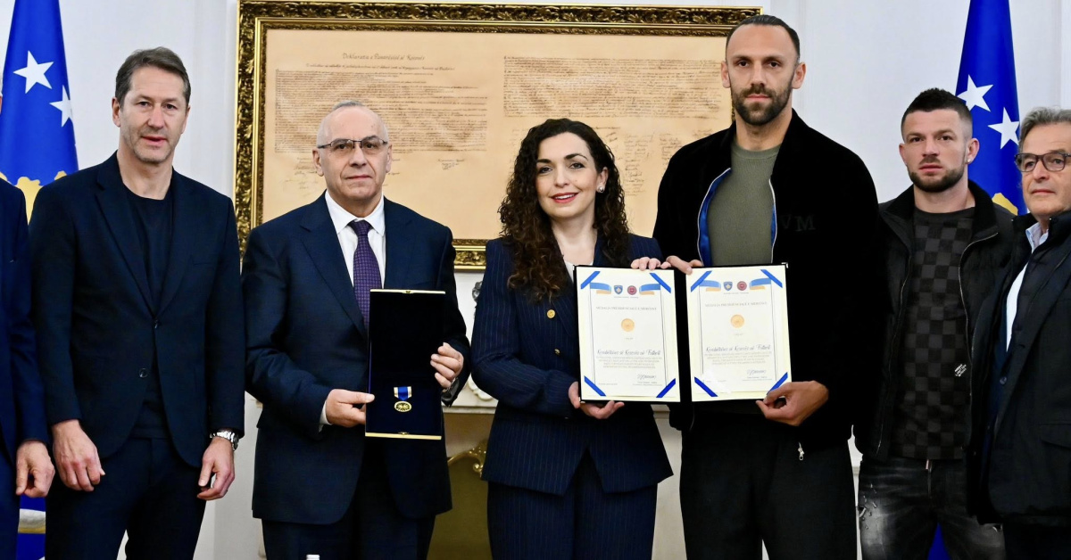 Kosova Cumhurbaşkanı Vjosa Osmani Milli Takımı Ödülü Verdi
