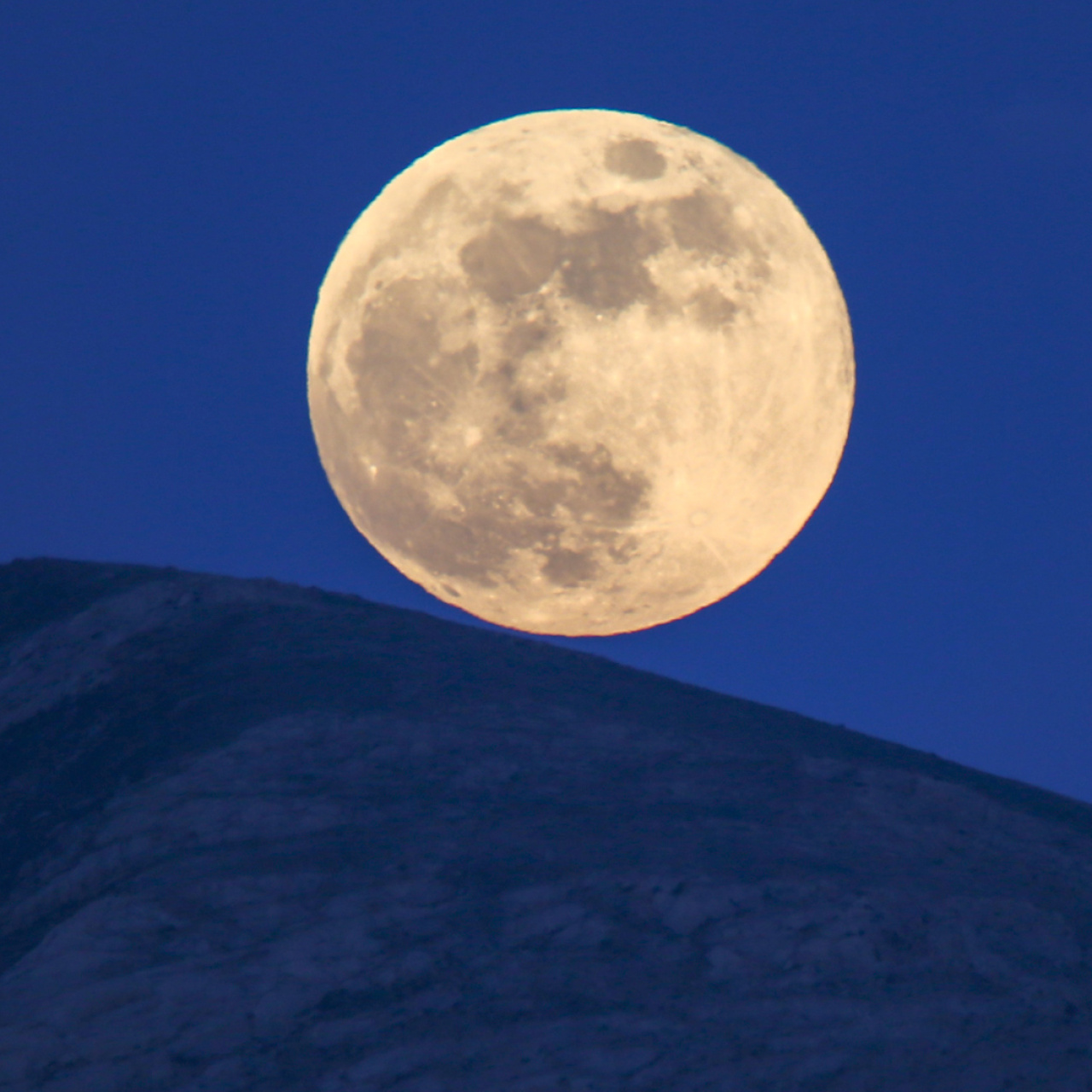 Pembe Dolunay saat kaçta?