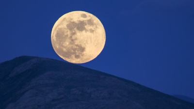 Pembe Dolunay saat kaçta?