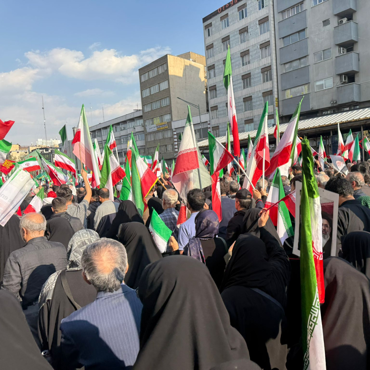 İran'da komutan cenazesinde meydanlarda "Savaşa devam" sloganları