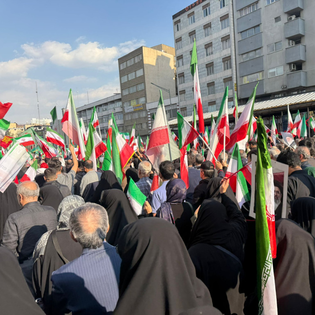 İran'da komutan cenazesinde meydanlarda "Savaşa devam" sloganları