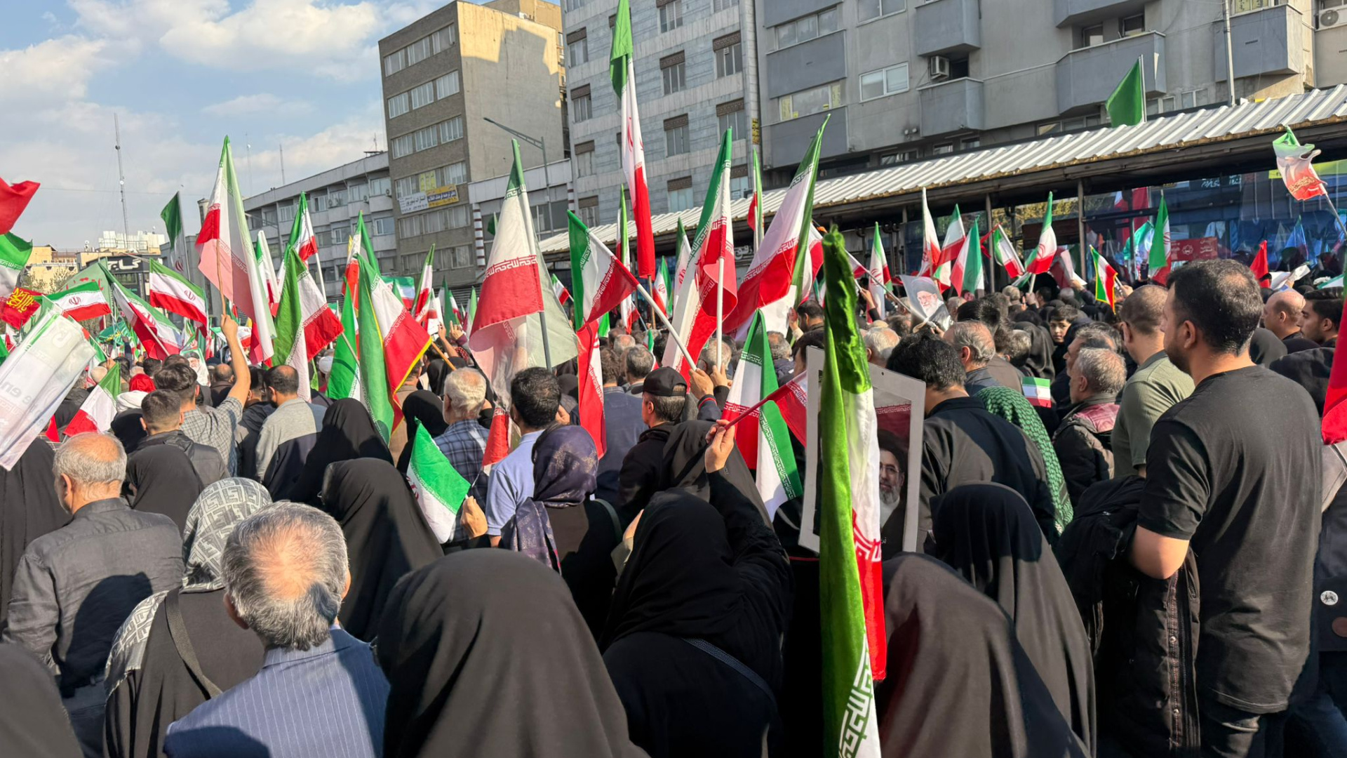 İran'da Komutan Tankesiri Toprağa Verildi, Meydanlar Savaş Sloganlarıyla Çınladı
