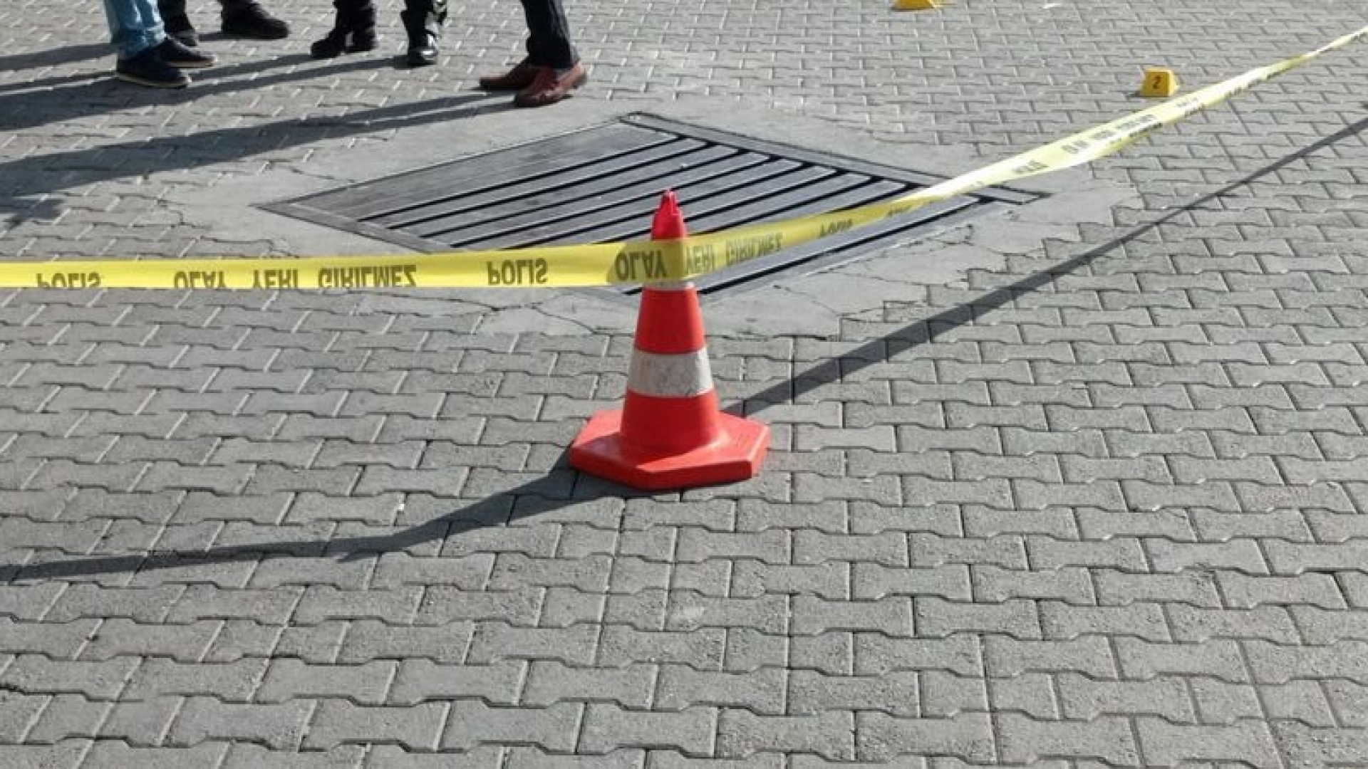 Zeytinburnunda bir binanın yıkımı sırasında kafasına beton parçası isabet eden çocuk öldü