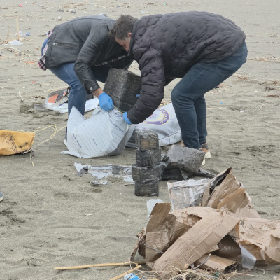 Çuvaldan uyuşturucu çıktı