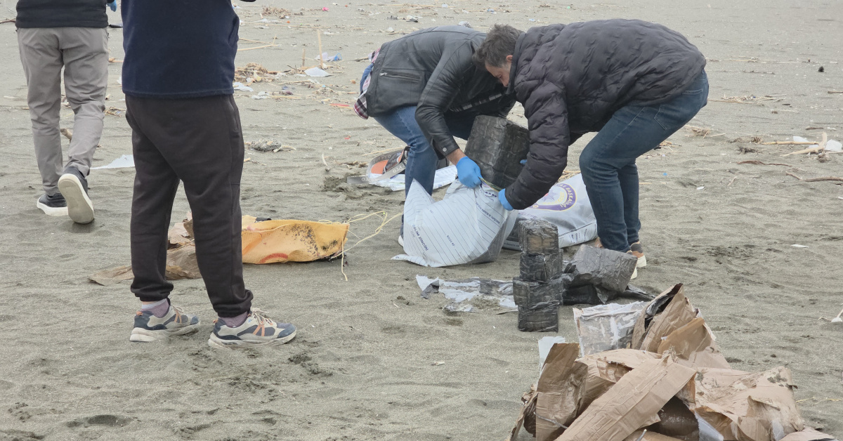 Hatay'da Dalgaların Kıyıya Sürgünlük Eden Çuvalda Uyuşturucu Madde