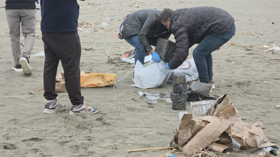 Kıyıya sürüklenen çuvaldan uyuşturucu çıktı