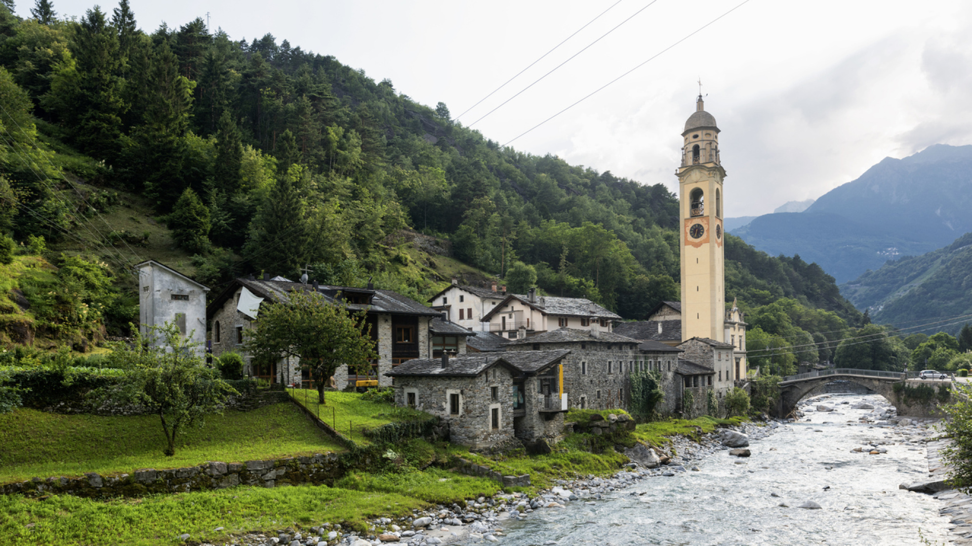 Köye ışık getirmek için dev aynalar kullandılar: İtalya'nın Viganella köyünde 3 ay güneş doğmuyor!