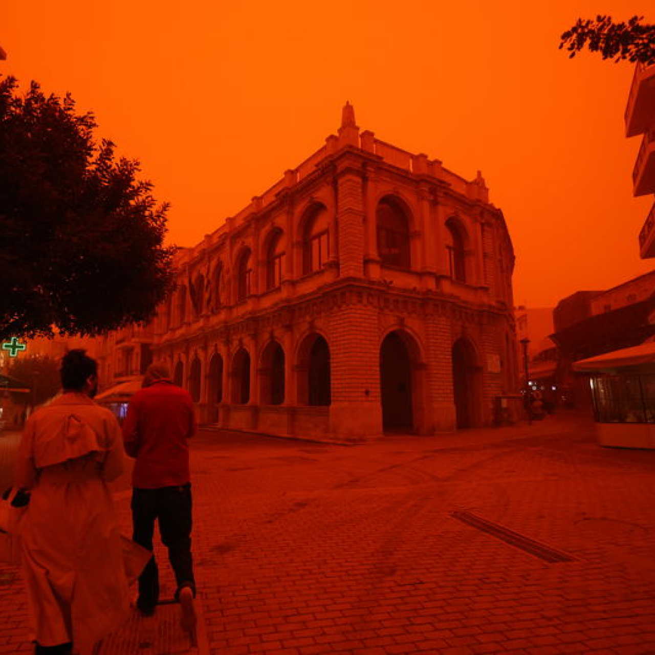 Girit'te gökyüzü kırmızıya büründü