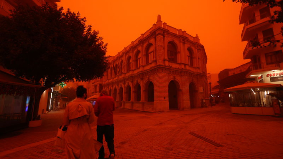 Girit'te gökyüzü kırmızıya büründü