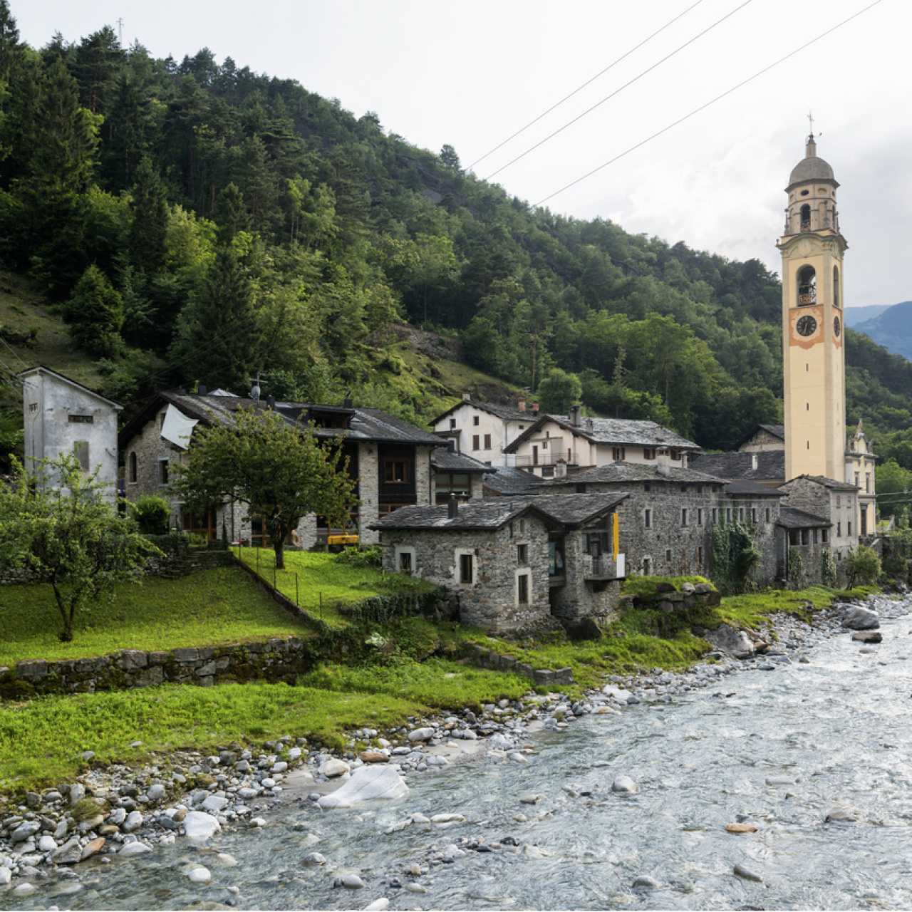Güneş görmeyen köye dev ayna!