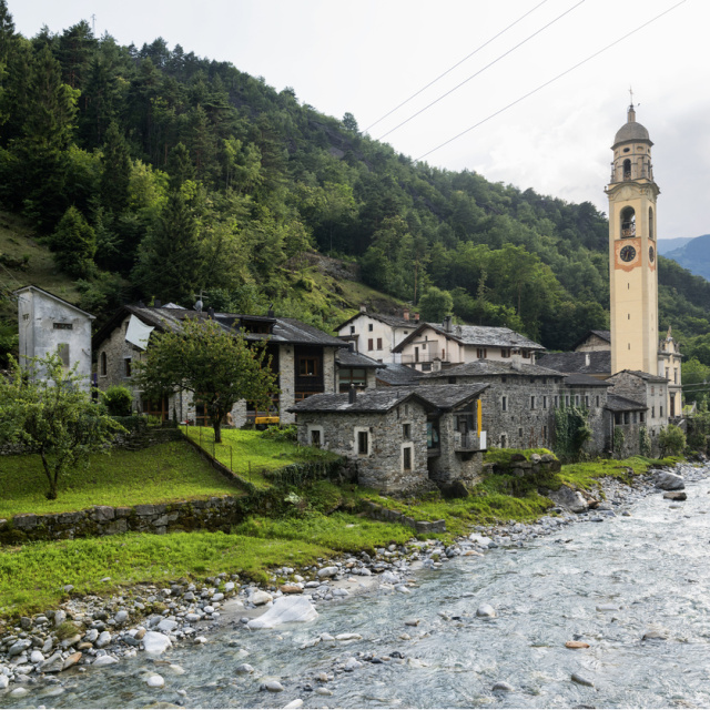 Güneş görmeyen köye dev ayna!