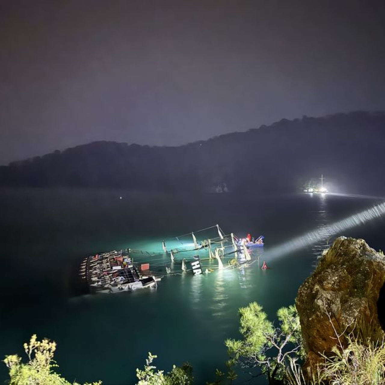 Kıyıya çarpan tekne battı! 1 kayıp