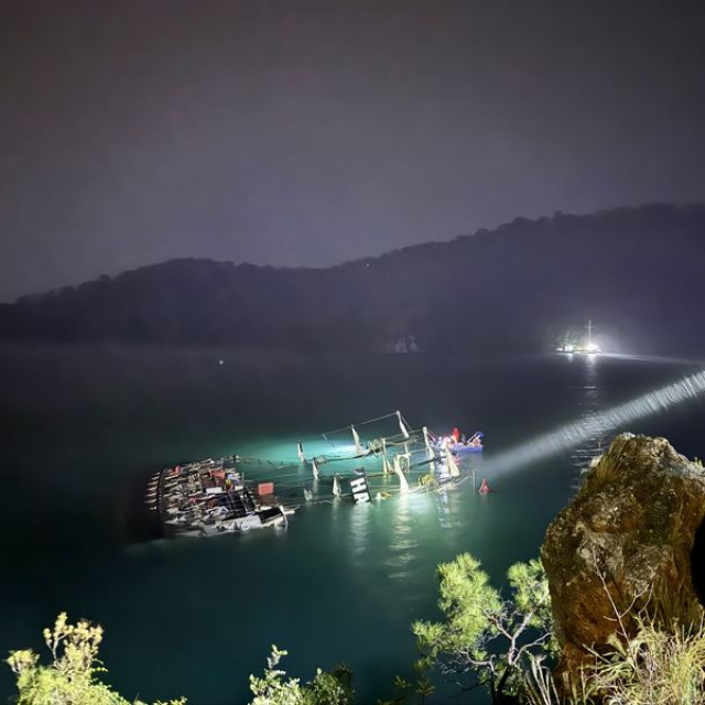 Kıyıya çarpan tekne battı! 1 kayıp