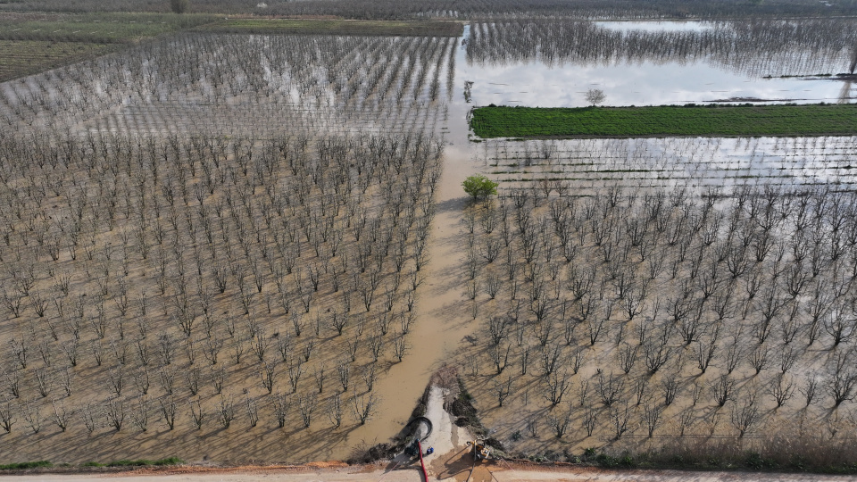 Tarlalar, bahçeler, seralar sular altında!