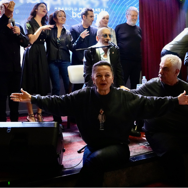 Dostları moral gecesi düzenledi