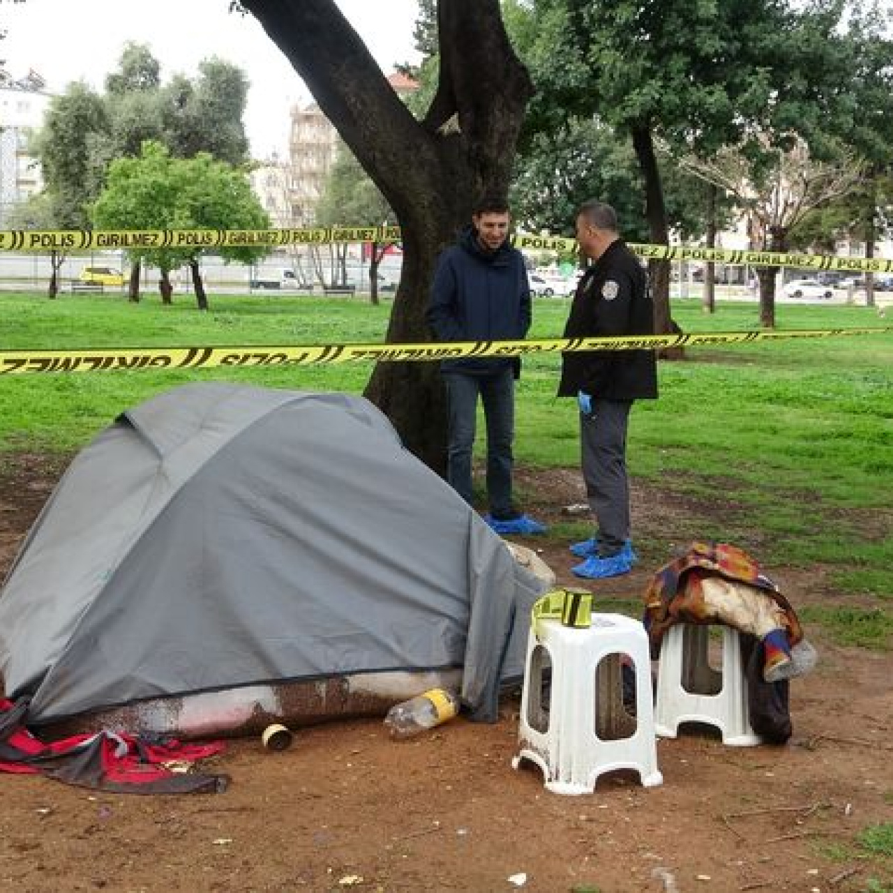 Parkta kurduğu çadırda ölü bulundu 